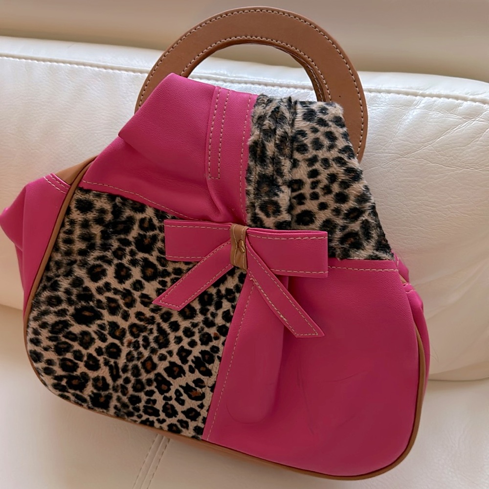 Brand-New Leopard Print & Leather Bag – Stylish and Versatile.